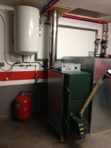 caldera de pellets camino rio 2.JPG